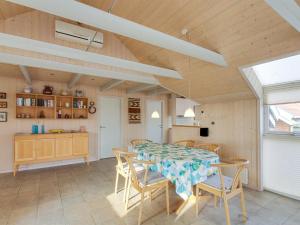 cocina y comedor con mesa y sillas en Holiday Home Drusilla - 800m from the sea in Western Jutland by Interhome en Hvide Sande