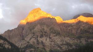 Une montagne où le soleil brille dans l'établissement Ferienwohnung Lenk, à Lenk im Simmental