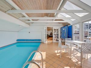Bazén v ubytování Holiday Home Hinrich - 300m from the sea by Interhome nebo v jeho okolí
