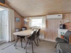Posezení v ubytování Holiday Home Unni - from the sea by Interhome