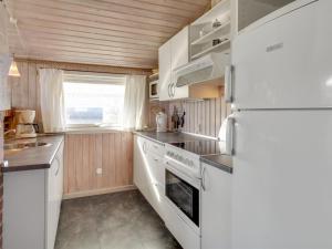 Kuchyň nebo kuchyňský kout v ubytování Holiday Home Unni - from the sea by Interhome