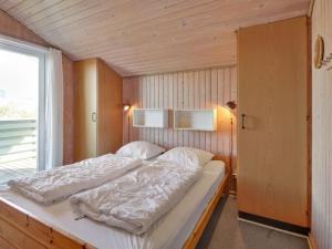 Postel nebo postele na pokoji v ubytování Holiday Home Unni - from the sea by Interhome