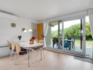 Posezení v ubytování Holiday Home Siv - from the sea by Interhome