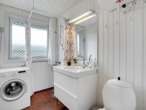 Koupelna v ubytování Holiday Home Siv - from the sea by Interhome
