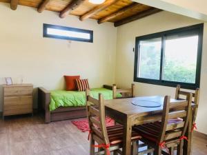 sala de estar con mesa y sofá en Mountain Charm en Luján de Cuyo