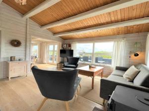 ein Wohnzimmer mit einem Sofa und einem Tisch in der Unterkunft Holiday Home Arbnora - 400m from the sea in Western Jutland by Interhome in Bjerregård