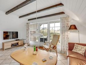 TV a/nebo společenská místnost v ubytování Holiday Home Sannie - 450m from the sea by Interhome + 18 fotografií