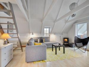 ein Wohnzimmer mit Couch und Kamin in der Unterkunft Holiday Home Gunhwat - 350m to the inlet by Interhome in Ringkøbing