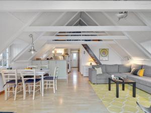 ein Wohnzimmer mit Sofa und Tisch in der Unterkunft Holiday Home Gunhwat - 350m to the inlet by Interhome in Ringkøbing