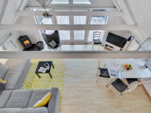 eine Draufsicht auf ein Wohnzimmer mit einer Couch in der Unterkunft Holiday Home Gunhwat - 350m to the inlet by Interhome in Ringkøbing + 16 Fotos