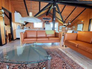 ein Wohnzimmer mit 2 Sofas und einem Glastisch in der Unterkunft Holiday Home Beneta - 300m from the sea in Western Jutland by Interhome in Hvide Sande
