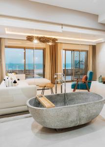uma sala de estar com uma grande banheira no meio em Tulum Beach Resort Dakhla em Dakhla