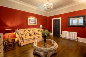 sala de estar con sofá y mesa en Harrogate Victorian Luxury, en Harrogate