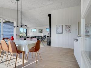 ein Esszimmer und eine Küche mit Tisch und Stühlen in der Unterkunft Holiday Home Alvhild - from the sea by Interhome in Ringkøbing