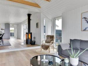 Posezení v ubytování Holiday Home Arvo - from the sea by Interhome + 19 fotografií