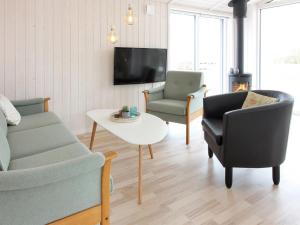 - un salon avec un canapé, deux chaises et une table dans l'établissement Holiday Home Tanna - 330m to the inlet in Western Jutland by Interhome, à Lemvig