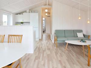 - un salon avec un canapé et une table dans l'établissement Holiday Home Tanna - 330m to the inlet in Western Jutland by Interhome, à Lemvig