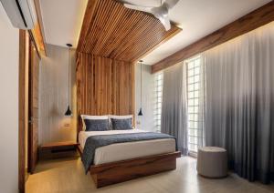 een slaapkamer met een bed en een groot raam bij Villa Nautica Boutique Hotel in Jericoacoara