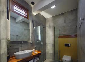 a bathroom with a sink and a glass shower at Villa Nautica Boutique Hotel in Jericoacoara