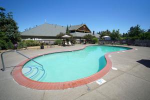 a large swimming pool with a red brick around it at Oregon Garden Resort in Silverton
