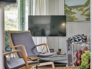TV a/nebo společenská místnost v ubytování Holiday Home Tjordis - 600m to the inlet by Interhome