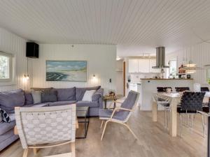 Posezení v ubytování Holiday Home Tjordis - 600m to the inlet by Interhome