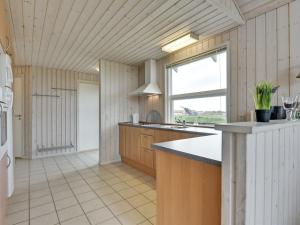 Kuchyň nebo kuchyňský kout v ubytování Holiday Home Erland - 500m from the sea in Western Jutland by Interhome