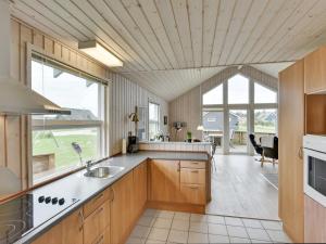 Kuchyň nebo kuchyňský kout v ubytování Holiday Home Erland - 500m from the sea in Western Jutland by Interhome