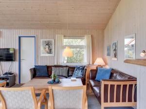 Atpūtas zona naktsmītnē Holiday Home Andrie - 800m from the sea in Western Jutland by Interhome