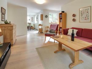 un soggiorno con divano rosso e tavolo di Holiday Home Mandana - all inclusive - 10km to the inlet by Interhome a Tim