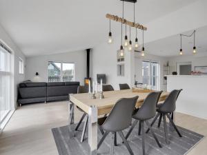 Posezení v ubytování Holiday Home Damaskin - 300m from the sea by Interhome + 27 fotografií