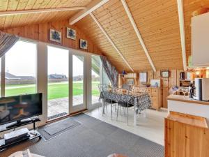 TV a/nebo společenská místnost v ubytování Holiday Home Lonne - 750m to the inlet by Interhome