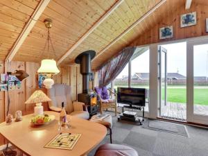 TV a/nebo společenská místnost v ubytování Holiday Home Lonne - 750m to the inlet by Interhome