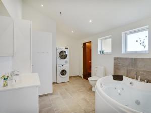 Koupelna v ubytování Holiday Home Mauri - 350m from the sea by Interhome