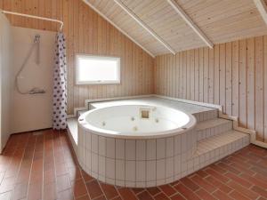 Koupelna v ubytování Holiday Home Doris - 150m from the sea in Western Jutland by Interhome