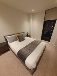 un grande letto in una camera da letto con finestra di Lovely 2Bedroom Apartment a Manchester