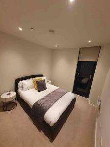 Un pat sau paturi într-o cameră la Lovely 2Bedroom Apartment