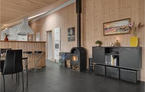 SkovbyにあるStunning Home In Sydals With 4 Bedrooms, Sauna And Wifiのリビングルーム(暖炉、コンロ付)