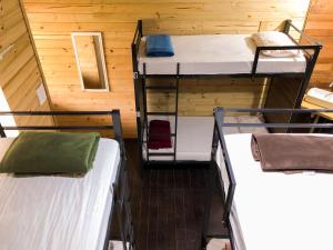 フロリアノポリスにあるVoila Hostelのキャビン 二段ベッド3組が備わる客室です。