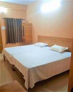 Postel nebo postele na pokoji v ubytování SKR Gusto Inn