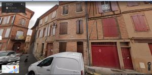 un coche blanco estacionado frente a un edificio en • L’Observatoire • Parking • Clim • Netflix • en Albi