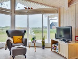 TV a/nebo společenská místnost v ubytování Holiday Home Floriana - 650m from the sea by Interhome