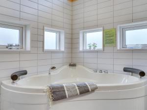 Koupelna v ubytování Holiday Home Floriana - 650m from the sea by Interhome