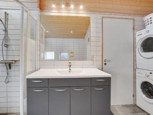 Koupelna v ubytování Holiday Home Floriana - 650m from the sea by Interhome