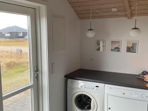 Kuchyň nebo kuchyňský kout v ubytování Holiday Home Sochyeta - 150m from the sea in Western Jutland by Interhome