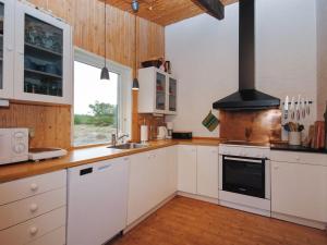 Holiday Home Sulho - 1km from the sea in NW Jutland by Interhome 주방 또는 간이 주방