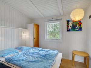 - une chambre avec un lit et une fenêtre dans l'établissement Holiday Home Mads - 950m from the sea in NW Jutland by Interhome, à Torsted