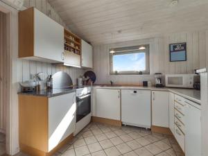 Kuchyň nebo kuchyňský kout v ubytování Holiday Home Suometar - 400m from the sea by Interhome