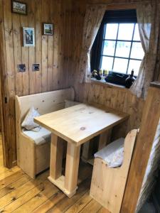 Habitación pequeña con mesa de madera y sillas. en Goodwin Farm en Northiam