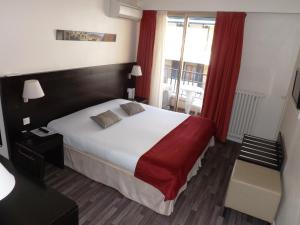 Postel nebo postele na pokoji v ubytování Hôtel Comté de Nice